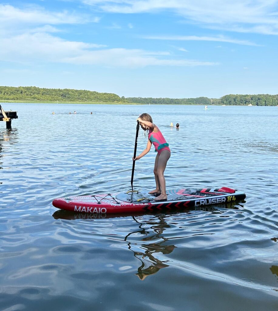 Kind beim Stand Up Paddle auf dem Ruppiner See