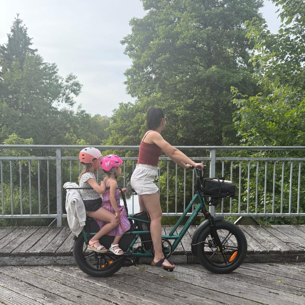 Fahrradfahren mit Kindern im Freien