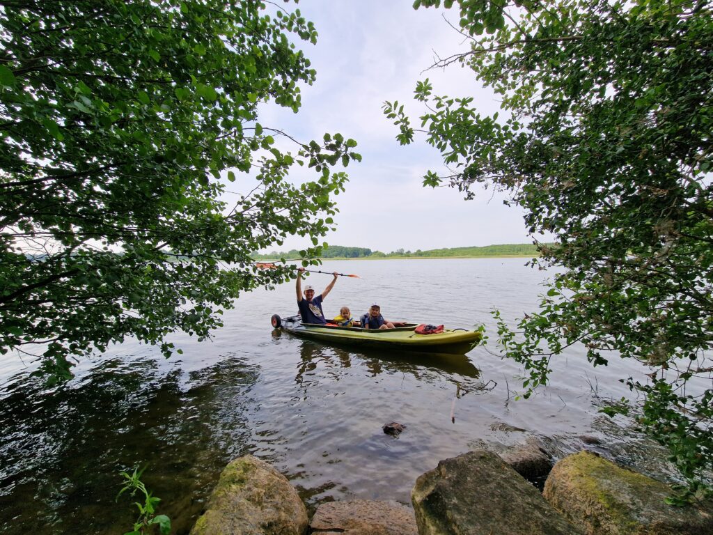 Kajaks am Wasser im Ruppiner Seenland