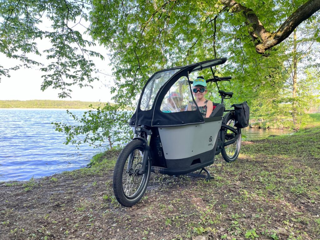 Carqon-Lastenrad mit Kind bei einer Pause am See